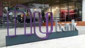 Un cartello della Nubank fuori da un edificio per uffici.